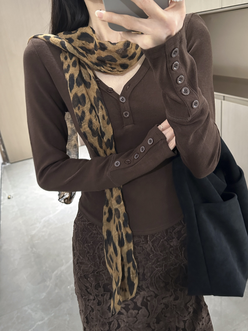 Women's Solid V-Neck Long Sleeve T-Shirt with Multi-Button Detail and Leopard Print Scarf - Image 4