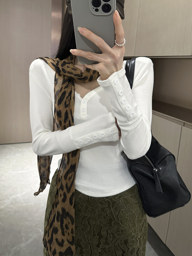 Women's Solid V-Neck Long Sleeve T-Shirt with Multi-Button Detail and Leopard Print Scarf - Image 3
