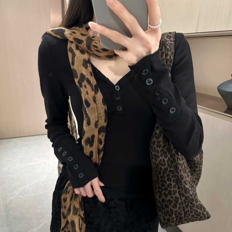 Women's Solid V-Neck Long Sleeve T-Shirt with Multi-Button Detail and Leopard Print Scarf - Image 5