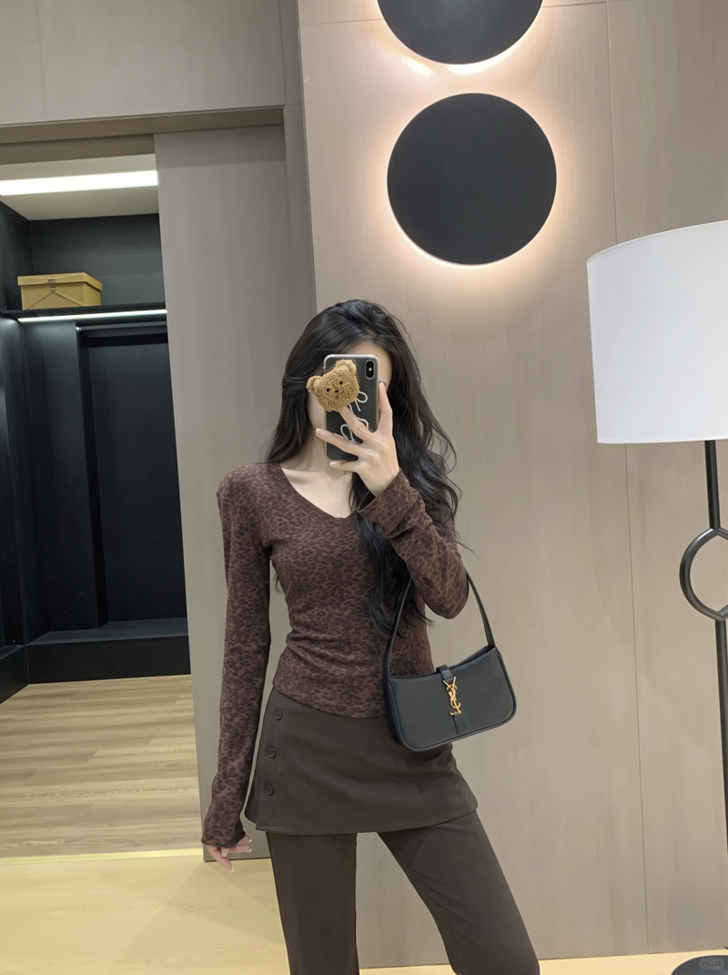 2026 Autumn Vintage Leopard Print V-Neck Long Sleeve Women T-Shirt Slim Fit Base Layer Top with Shoulder Pads - Image 2