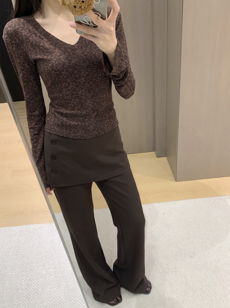 2026 Autumn Vintage Leopard Print V-Neck Long Sleeve Women T-Shirt Slim Fit Base Layer Top with Shoulder Pads