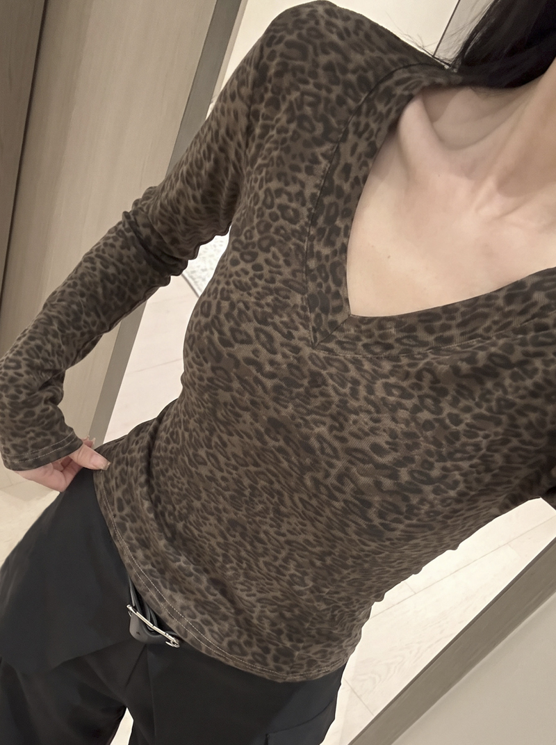 2026 Autumn Vintage Leopard Print V-Neck Long Sleeve Women T-Shirt Slim Fit Base Layer Top with Shoulder Pads - Image 3