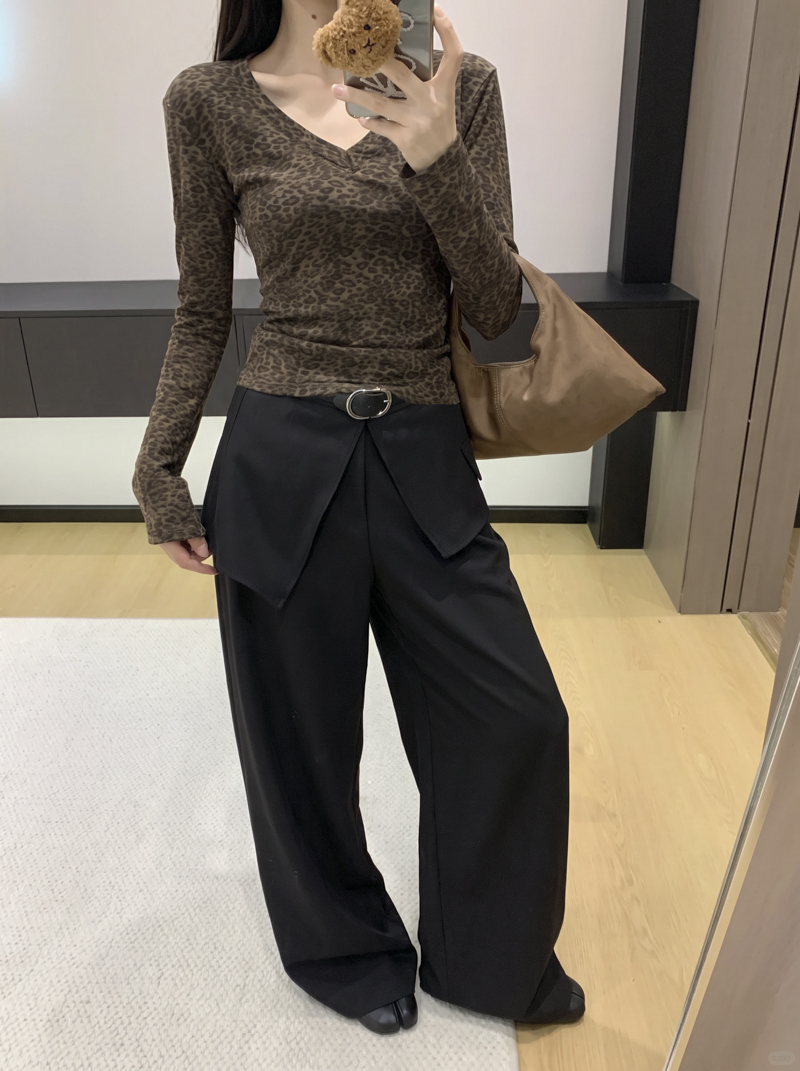 2026 Autumn Vintage Leopard Print V-Neck Long Sleeve Women T-Shirt Slim Fit Base Layer Top with Shoulder Pads - Image 4